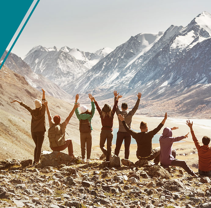 Groupe de personnes regardant les montagnes - ALFAE École Numérique Nomade et Connectée