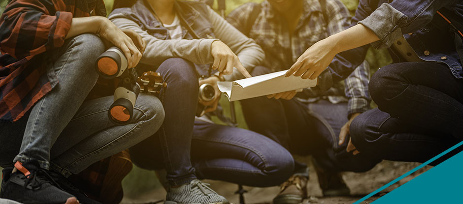 Quatre randonneurs se repérant sur une carte - ALFAE École Numérique Nomade et Connectée