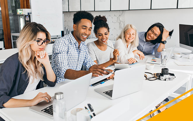 Personnes travaillant sur un ordinateur en équipe - ALFAE Ecole Numérique Nomade et Connectée